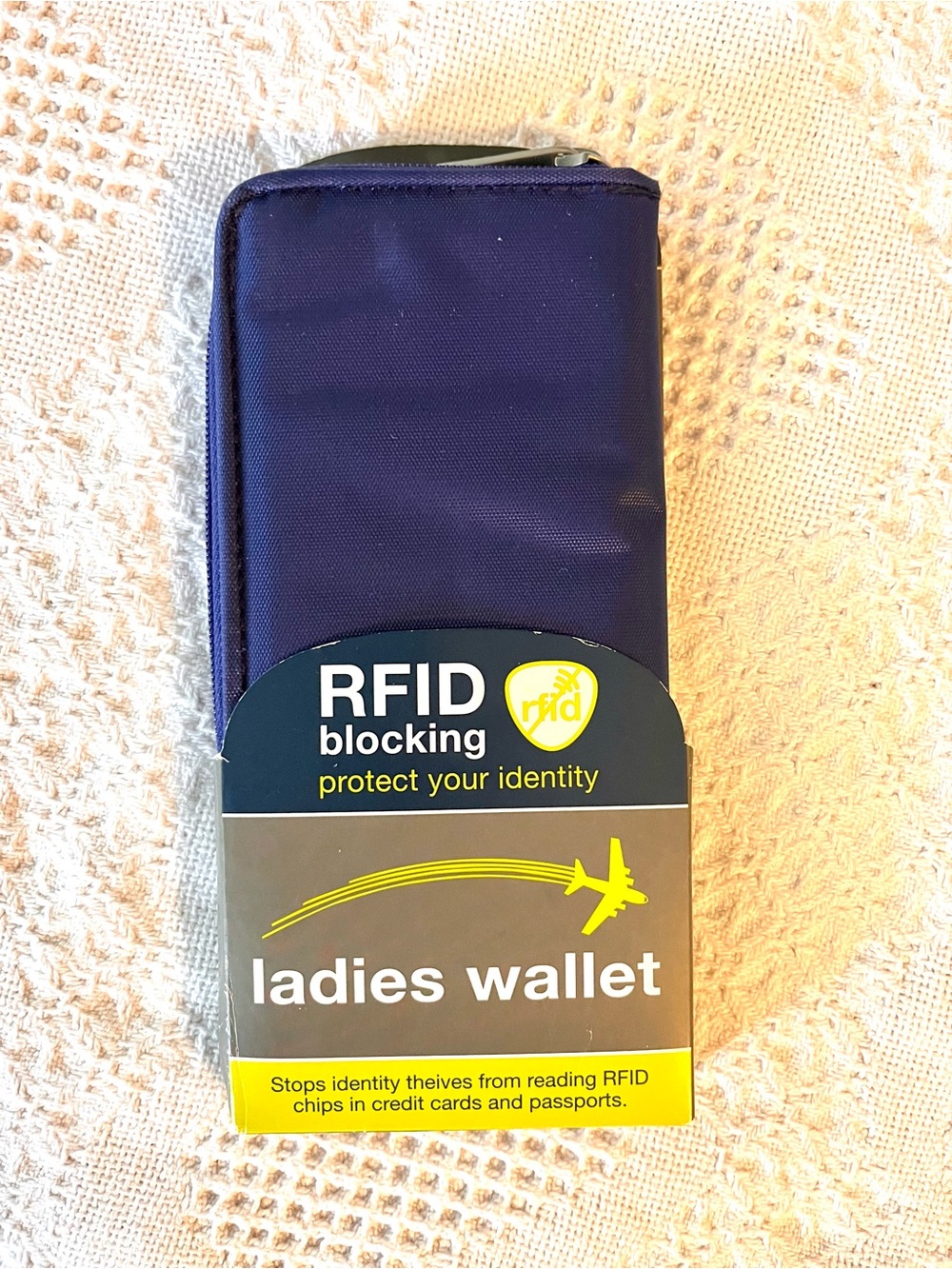 🍀 FREE in bundle* NEW Travelon RFID Blocking Wallet - Dark Blue